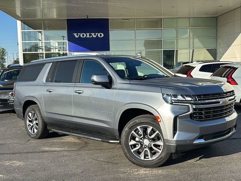 Used 2022 Chevrolet Suburban LT w/ LT Signature Package AWD/4WD image 2
