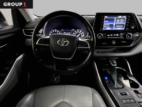 Used 2021 Toyota Highlander XLE AWD/4WD image 6