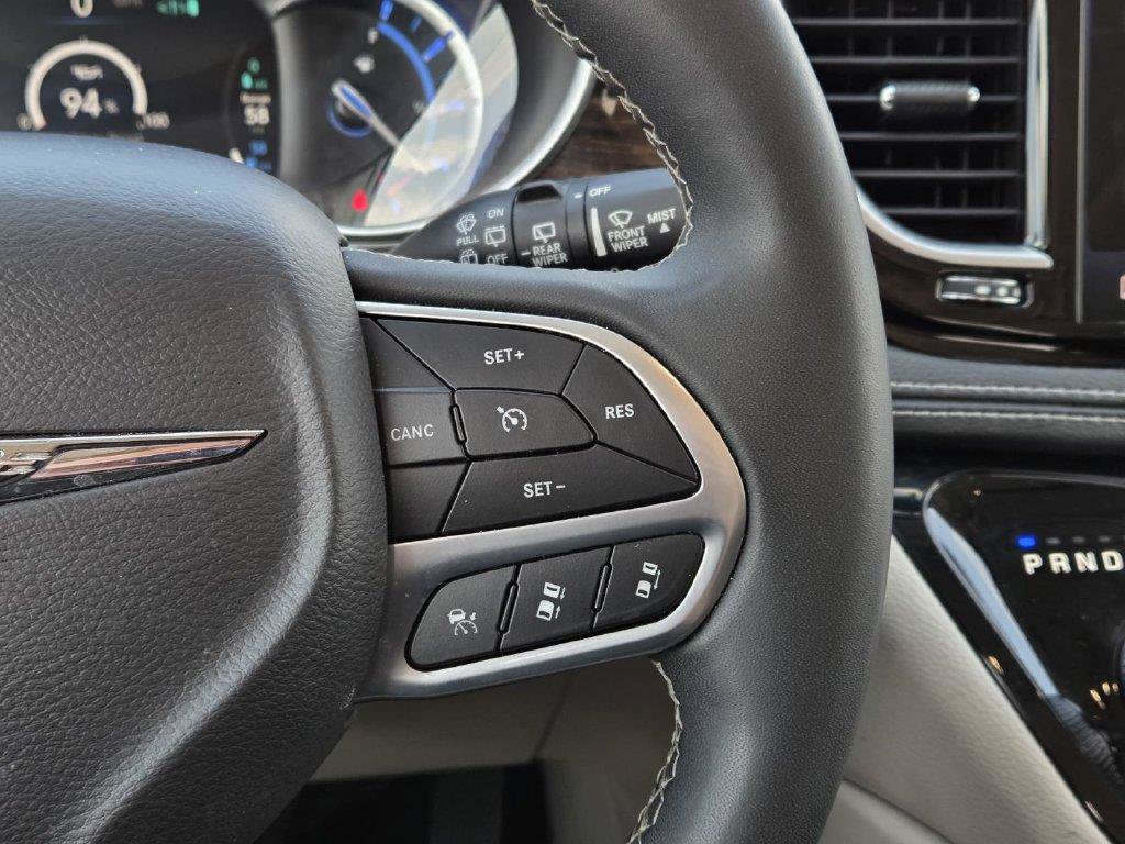 Used 2023 Chrysler Pacifica Limited FWD image 17