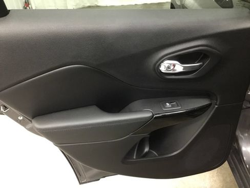 Used 2019 Jeep Cherokee Latitude Plus AWD/4WD image 31