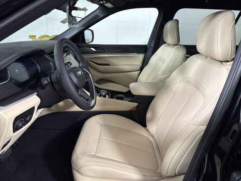 New 2025 Jeep Grand Cherokee Limited image 12