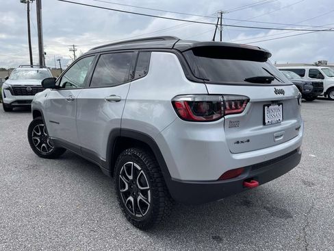 Used 2025 Jeep Compass Trailhawk AWD/4WD image 5