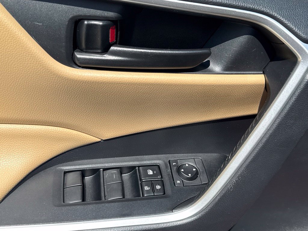 Used 2019 Toyota RAV4 LE w/ Carpet Mat Package AWD/4WD image 19