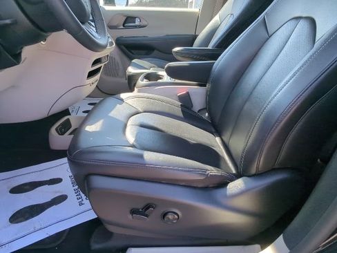 Used 2024 Chrysler Pacifica Touring-L image 22