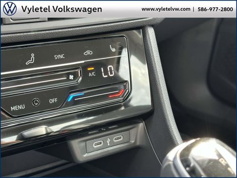Certified 2025 Volkswagen Jetta SE w/ Sunroof Package image 28