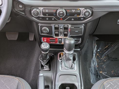 Used 2025 Jeep Gladiator Mojave w/ Technology Group AWD/4WD image 20