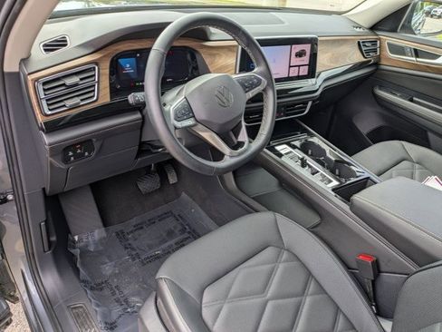 Used 2025 Volkswagen Atlas SE image 18