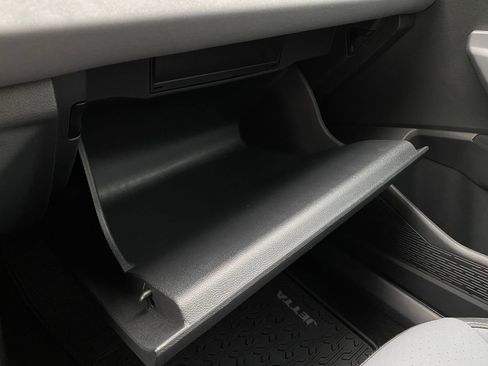 Used 2025 Volkswagen Jetta SE image 20