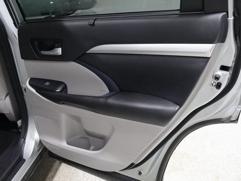 Used 2018 Toyota Highlander XLE image 25