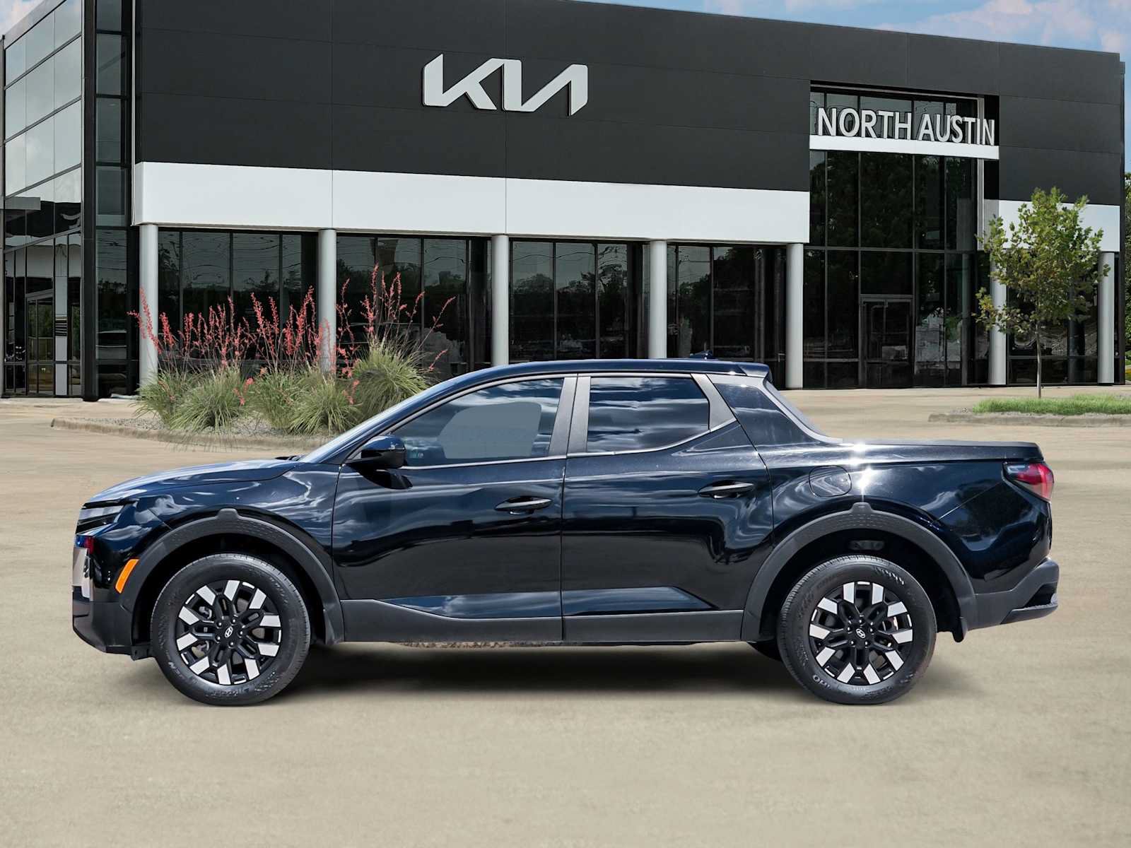 Used 2025 Hyundai Santa Cruz SE FWD image 3