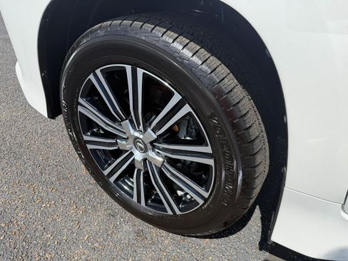 Used 2019 Lexus LX 570 4WD w/ Luxury Package image 30
