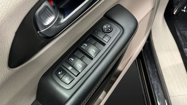Used 2024 Chrysler Pacifica Touring-L FWD image 19