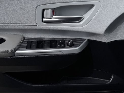 Used 2025 Toyota Sienna XLE image 25