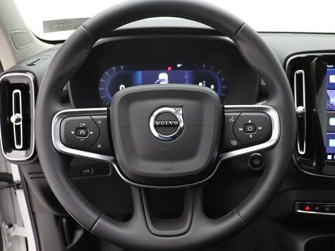 Used 2025 Volvo XC40 B5 Core image 18