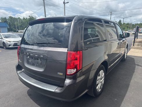 Used 2017 Dodge Grand Caravan SE image 5