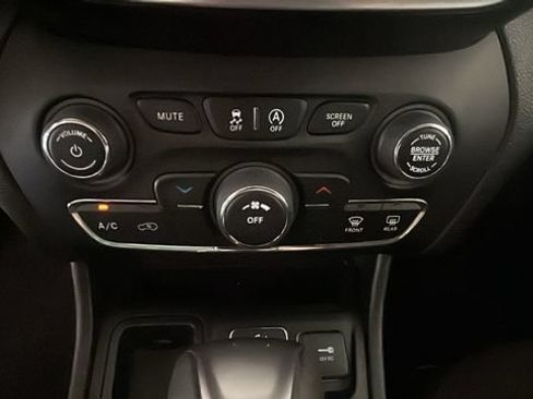 Used 2020 Jeep Cherokee Latitude FWD image 20