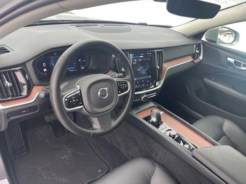 Used 2025 Volvo V60 B5 Cross Country Plus image 16
