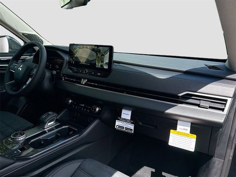 New 2025 Mitsubishi Outlander SE image 32
