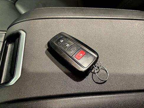 Used 2022 Toyota Highlander XLE AWD/4WD image 34