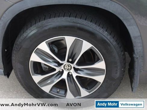 Used 2021 Toyota Highlander XLE AWD/4WD image 14
