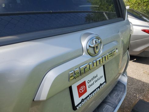 Used 2020 Toyota 4Runner SR5 AWD/4WD image 6