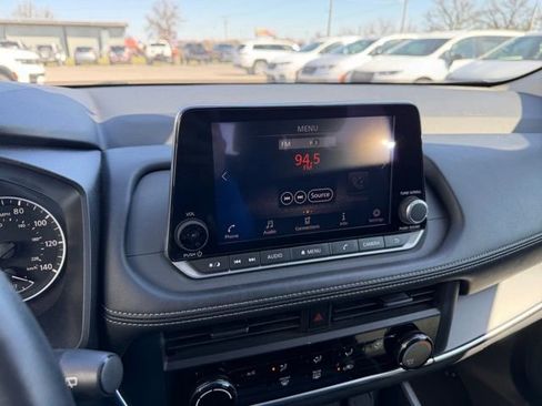 Used 2024 Nissan Rogue S AWD/4WD image 10