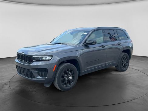 Used 2024 Jeep Grand Cherokee Altitude AWD/4WD image 3