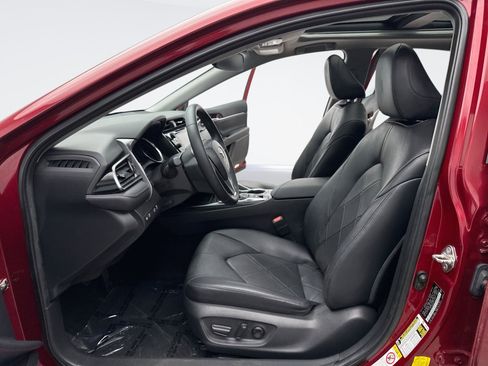 Used 2019 Toyota Camry XLE FWD image 11