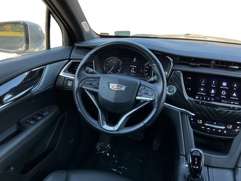 Used 2025 Cadillac XT6 Premium Luxury FWD image 11