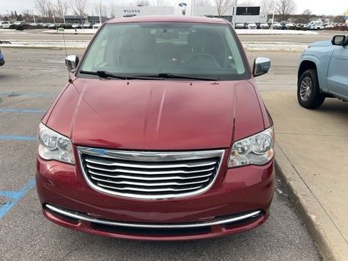 Used 2014 Chrysler Town & Country Touring-L w/ Driver Convenience Group image 2