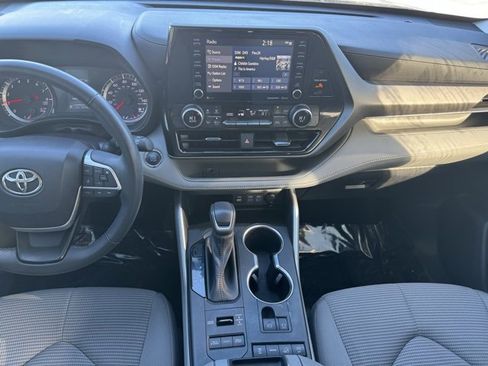 Used 2022 Toyota Highlander LE image 2