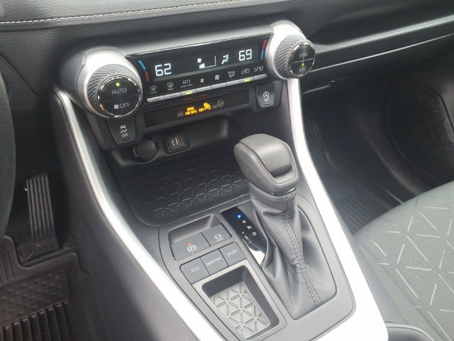 Used 2024 Toyota RAV4 XLE w/ Convenience Package FWD image 17