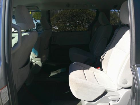 Used 2017 Toyota Sienna LE image 32