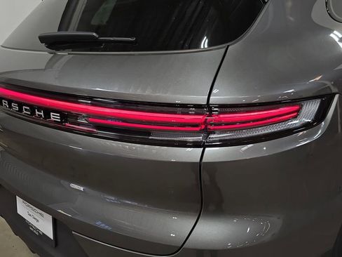 Certified 2025 Porsche Cayenne AWD/4WD image 29