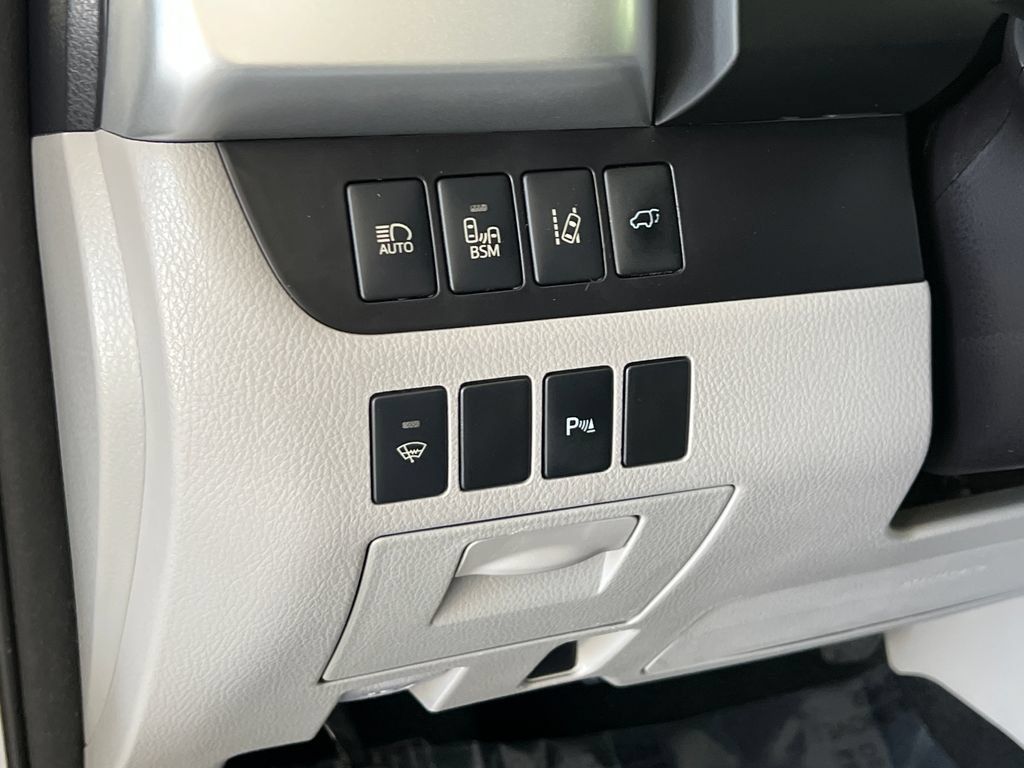 Used 2015 Toyota Highlander Limited w/ Driver Technology Package AWD/4WD image 35