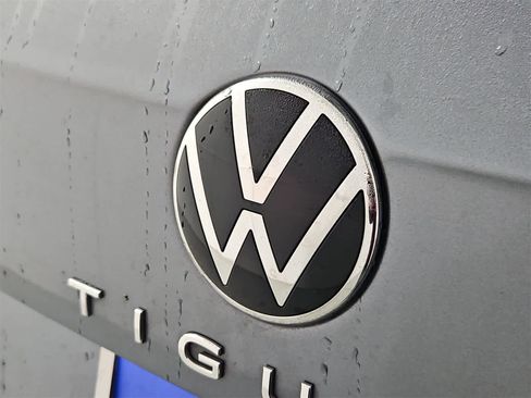 Certified 2022 Volkswagen Tiguan SE image 11