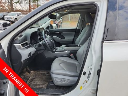 Used 2021 Toyota Highlander XLE image 15