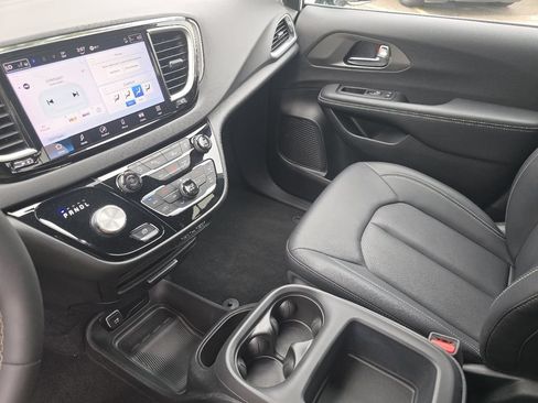 Used 2025 Chrysler Pacifica Select FWD image 27