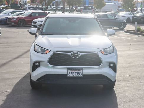 Used 2020 Toyota Highlander LE image 2