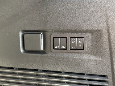 Used 2023 GMC Yukon AT4 image 34