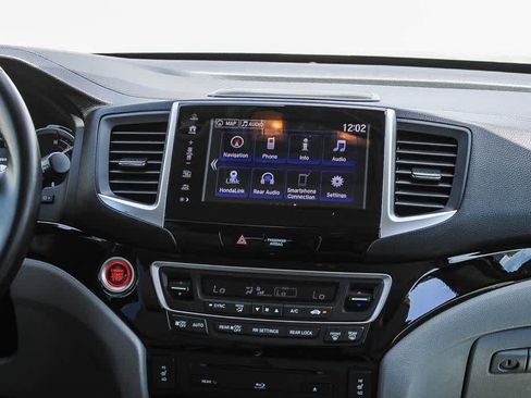 Used 2018 Honda Pilot Touring image 12