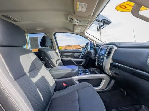Used 2019 Nissan Titan SV w/ SV Convenience Package image 16