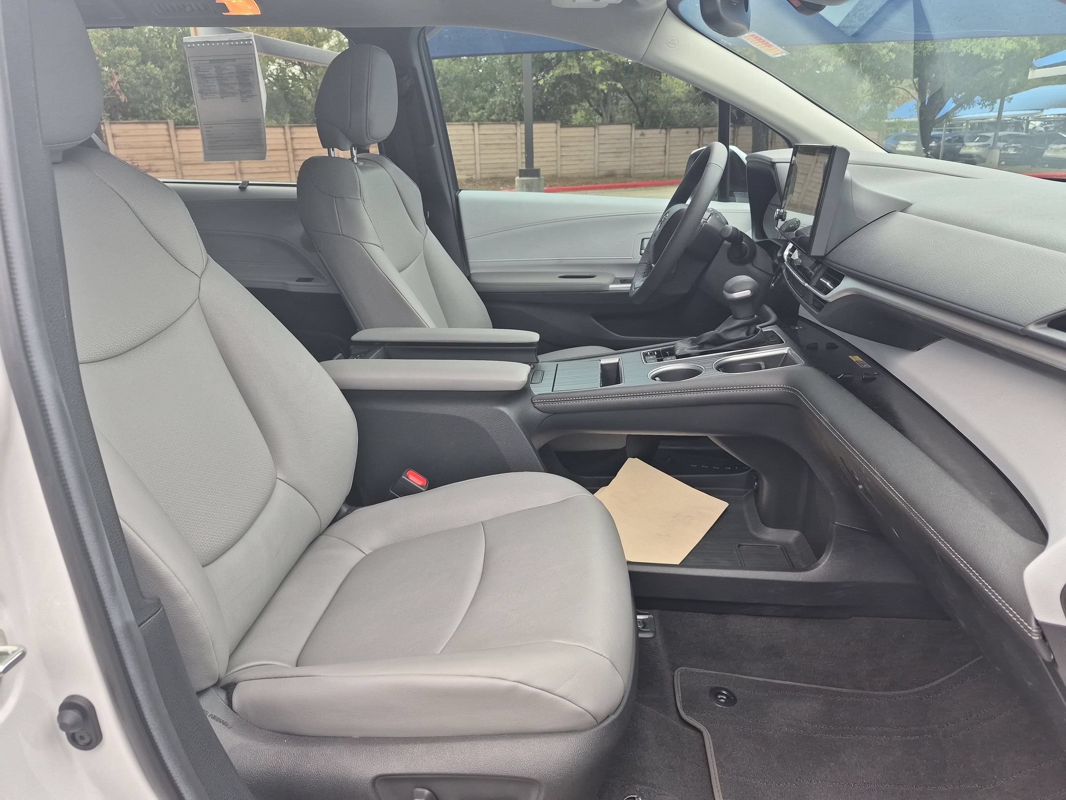 Used 2026 Toyota Sienna XLE FWD image 27