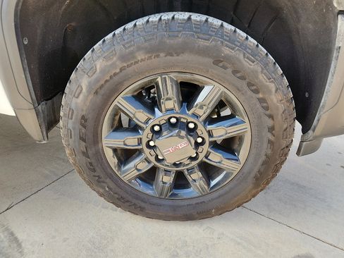 Used 2025 GMC Sierra 2500 AT4 AWD/4WD image 9