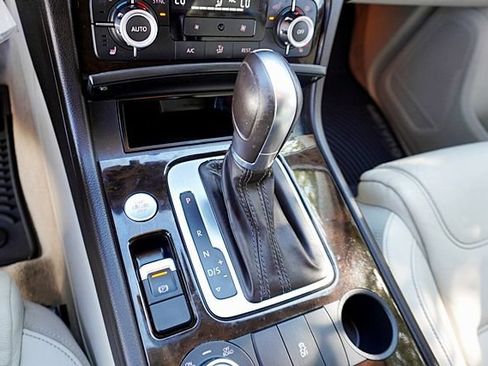 Used 2014 Volkswagen Touareg Executive AWD/4WD image 45