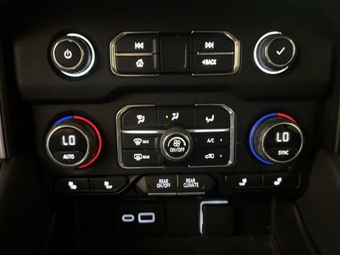 Certified 2024 Chevrolet Suburban Z71 w/ Luxury Package AWD/4WD image 17