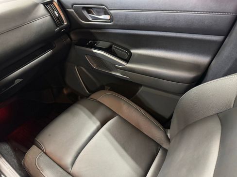 Used 2024 Nissan Pathfinder SL image 41