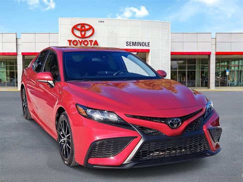 Used 2022 Toyota Camry SE image 2