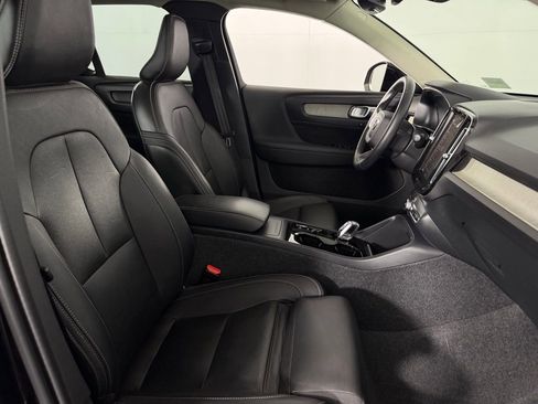 Used 2025 Volvo XC40 B5 Plus image 32