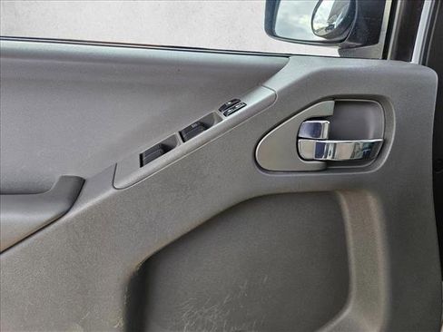 Used 2016 Nissan Frontier SV image 5